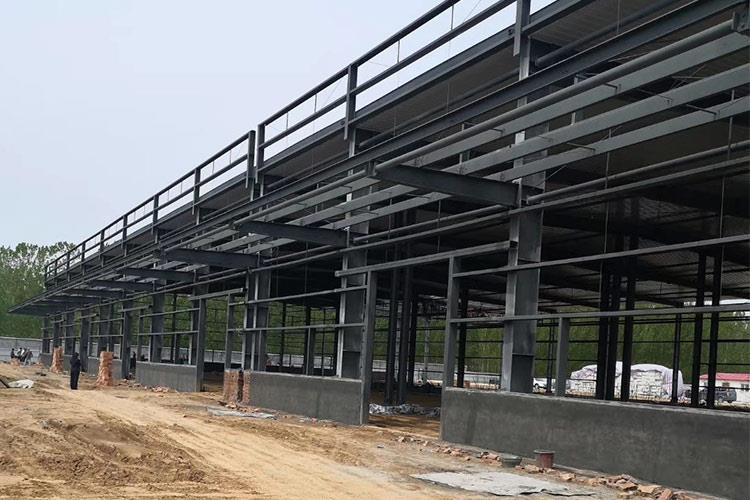 济宁协力能源有限公司新厂区钢结构车间，屋面反手板正在安装中